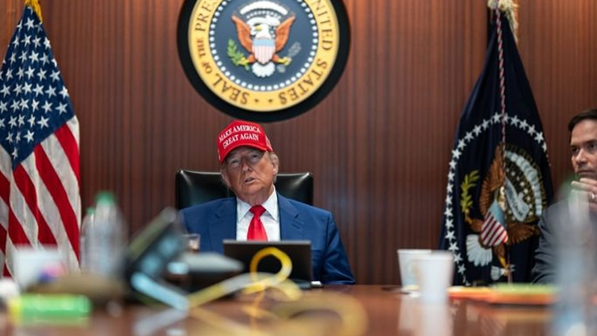 ABD resmen savaşa girdi! Trump bombardımanı böyle izledi