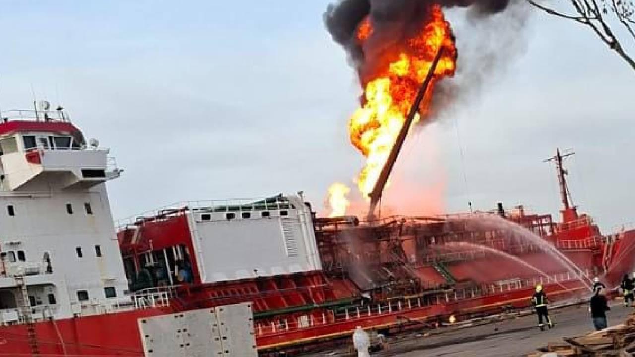 Flaş son dakika! Türk bayraklı gemi Ukrayna'da vuruldu