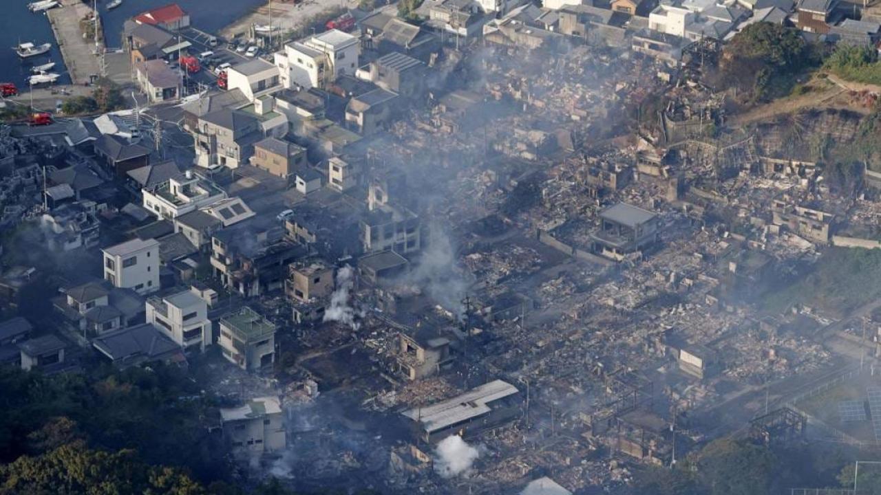 Japonya'daki yangında yüzlerce ev kül o ldu