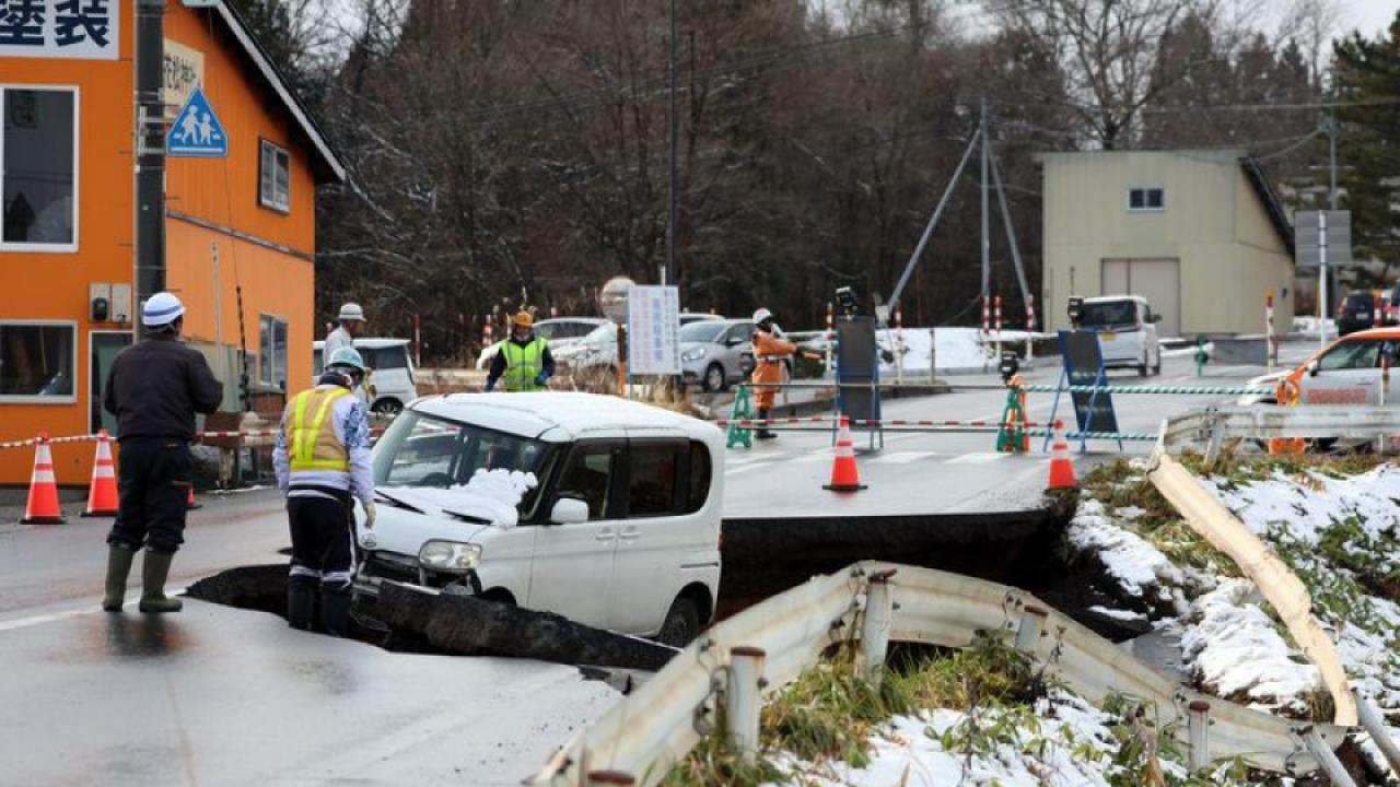 Japonya'da 7.5 büyüklüğündeki depremin ardından 'mega' deprem uyarısı