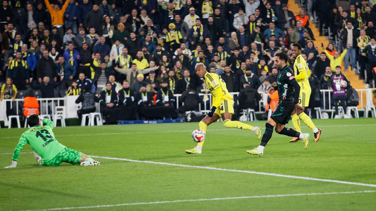 Kadıköy’de gövde gösterisi: Fenerbahçe Konyaspor’u 4 golle geçti.