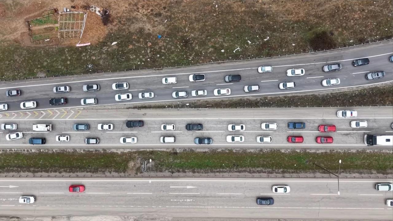 Bayram dönüşü kabusa döndü: Kilit kavşakta trafik durma noktasına geldi