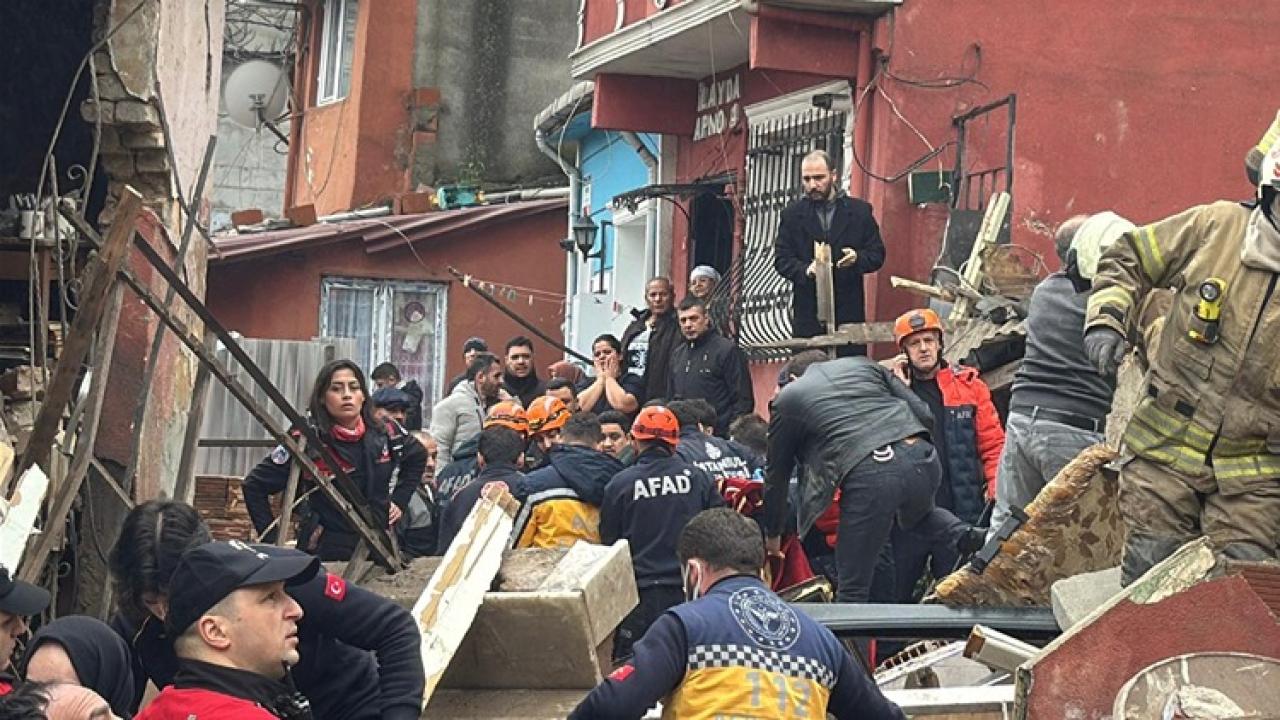 Fatih’te facia! 2 bina çöktü: Enkaz altında kalanlar var
