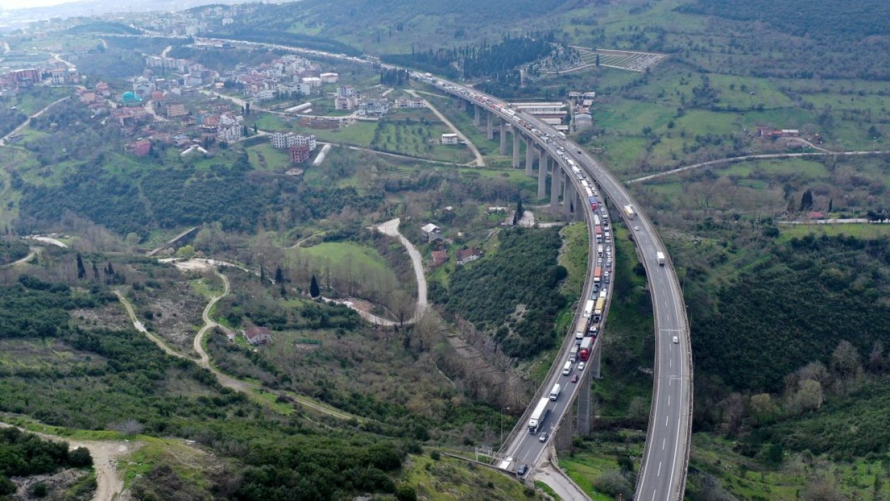 Kocaeli'de 4 aracın karıştığı zincirleme kaza ulaşımı aksattı