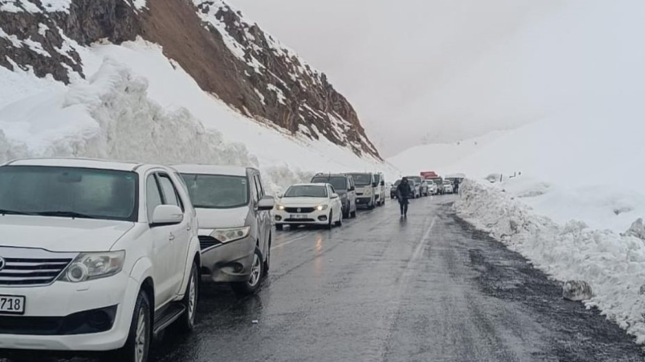 Şırnak-Hakkari kara yoluna çığ düştü