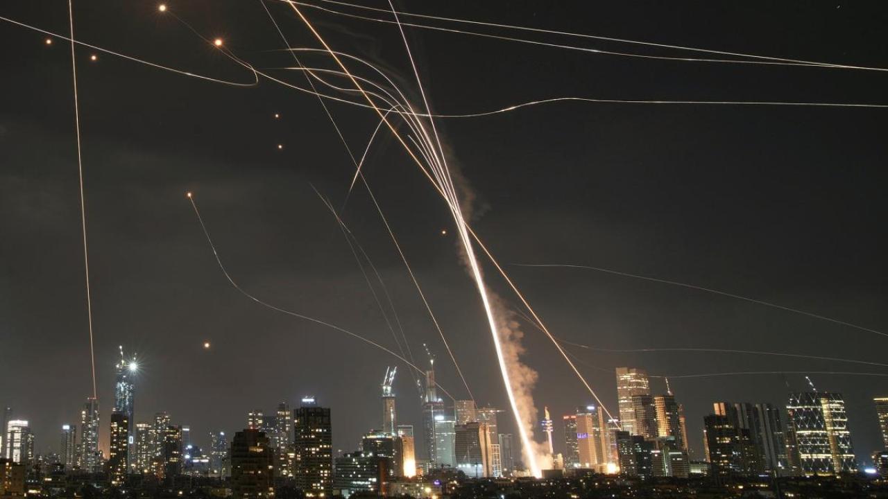 Tel Aviv füzelerle vuruldu, İsrail'de sirenler çalıyor