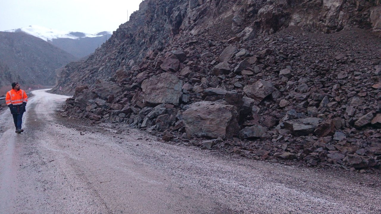 Yüksekova-Hakkari kara yolunda heyelan meydana geldi