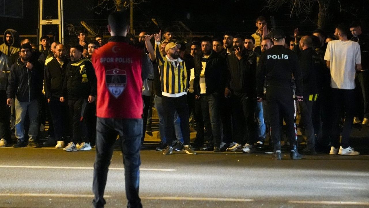 Fenerbahçe'nin Samandıra tesislerinde tepki