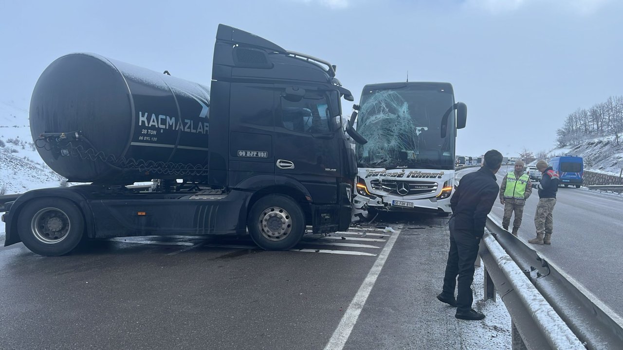 GÜNCELLEME - Erzurum'da 5 aracın karıştığı zincirleme kazada biri çocuk 2 kişi öldü, 9 kişi yaralandı