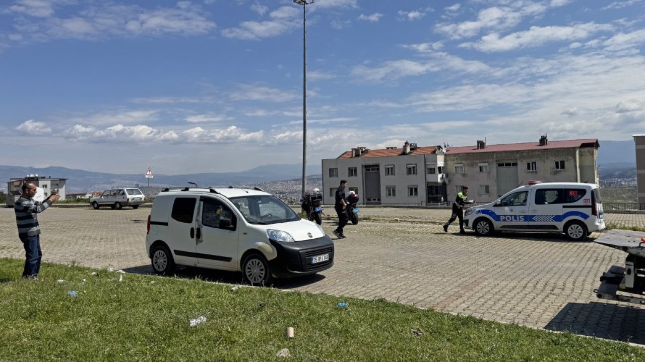 GÜNCELLEME - İzmir'de araçta kadını silahla öldüren kişi intihar etti