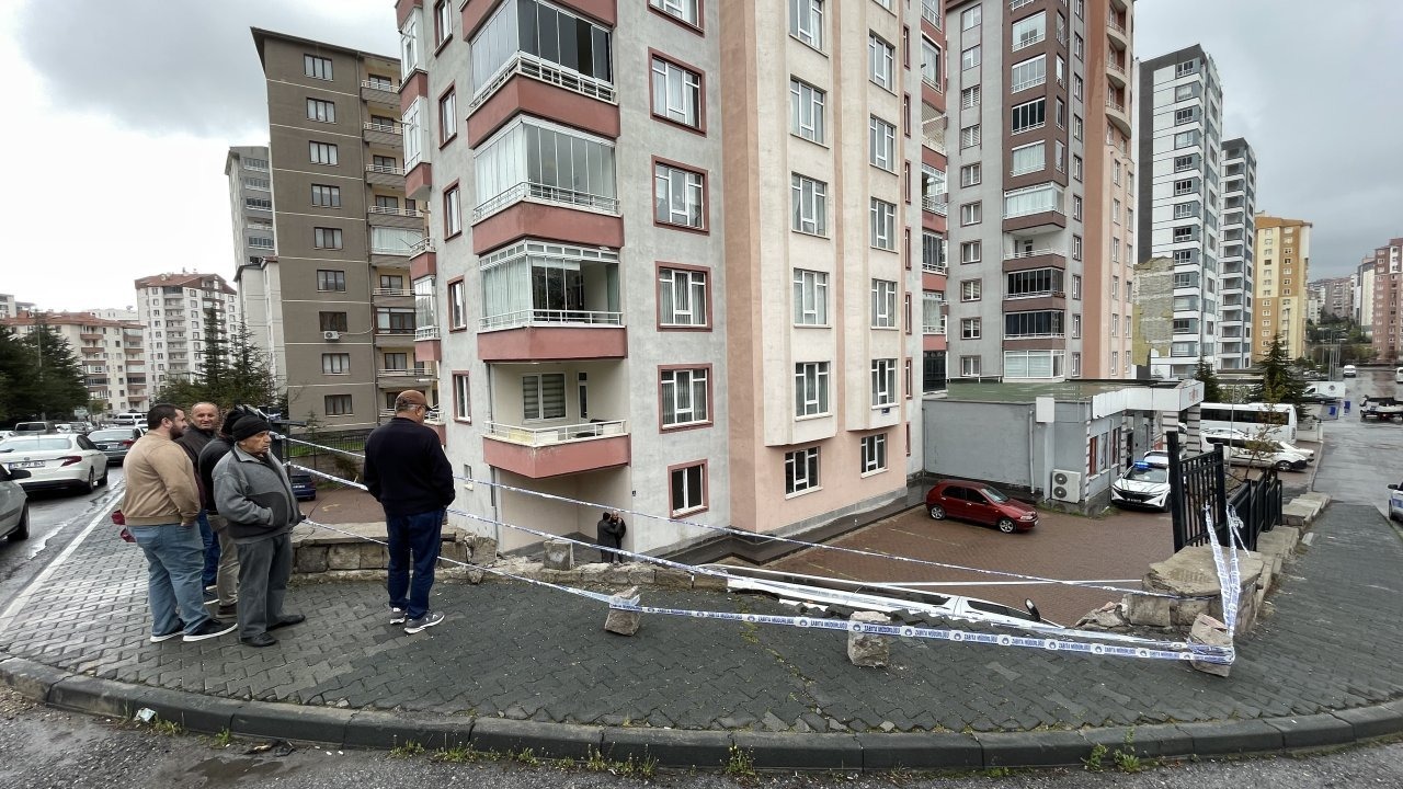Kayseri'de işçi servisi apartman bahçesine düştü