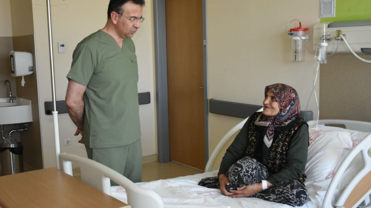 30 yıllık kalın bağırsak sarkması şikayeti sona erdi