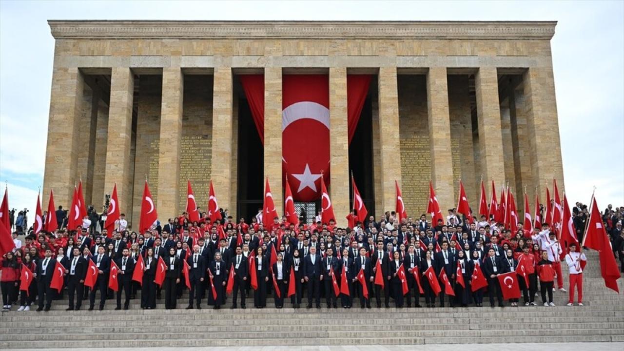 81 İlden Gençler Anıtkabir'de: 19 Mayıs Atatürk'ü Anma, Gençlik Ve Spor Bayramı Coşkuyla Kutlanıyor!