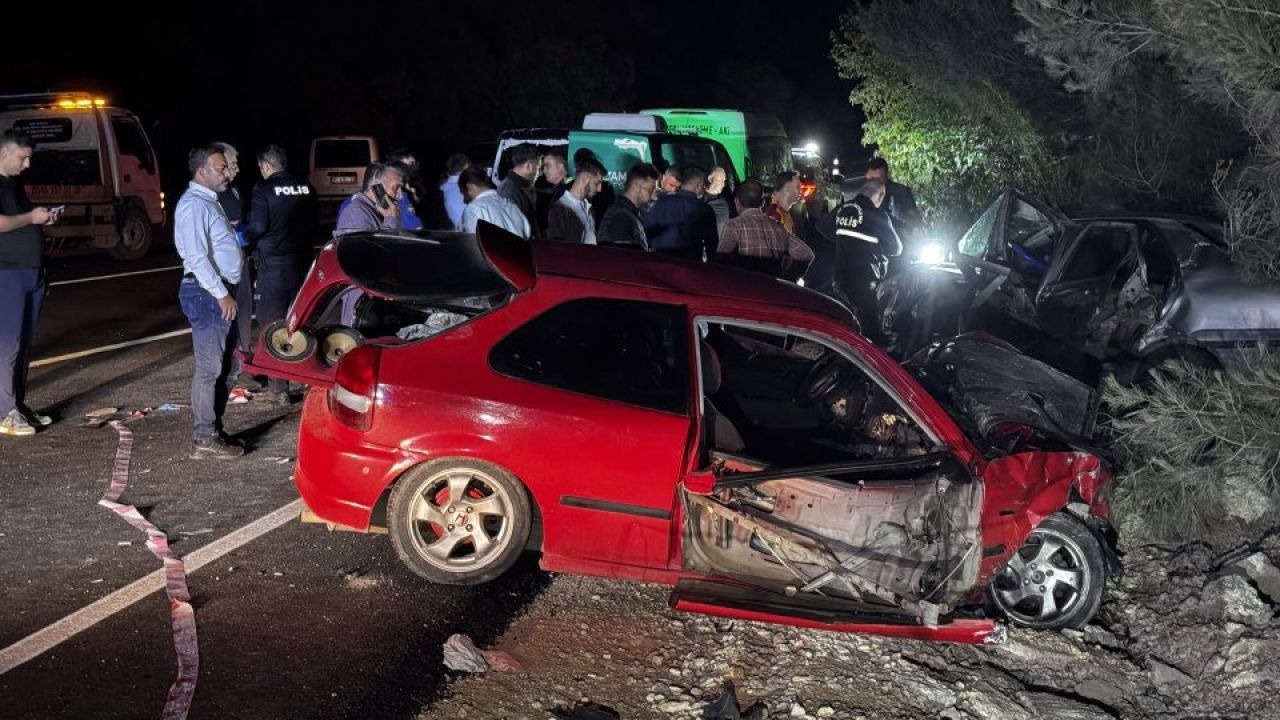 Adana'da feci trafik kazası: İki otomobil çarpıştı! 2 kişi öldü, 3 yaralandı