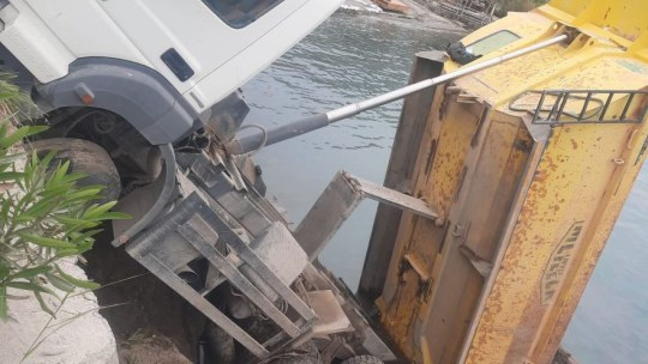 Bodrum'da hafriyat kamyonu denize düştü