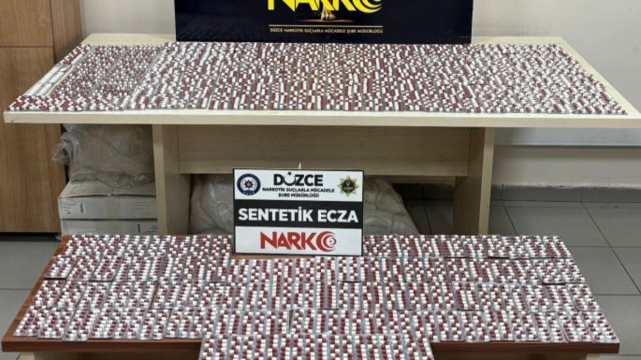Düzce'de uyuşturucu operasyonu: Araç içerisinde gizlenen 4 bin 273 uyuşturucu hap ele geçirildi