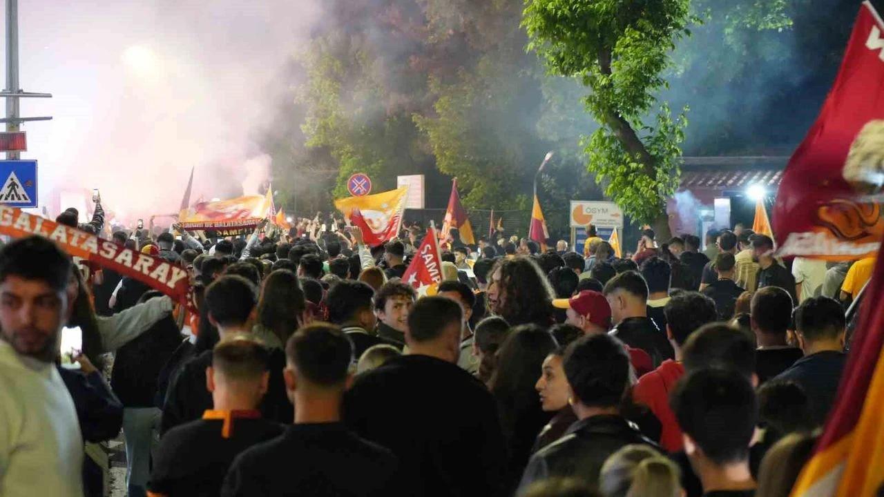 Galatasaraylı taraftarları Türkiye genelinde 26. şampiyonluğu kutluyor