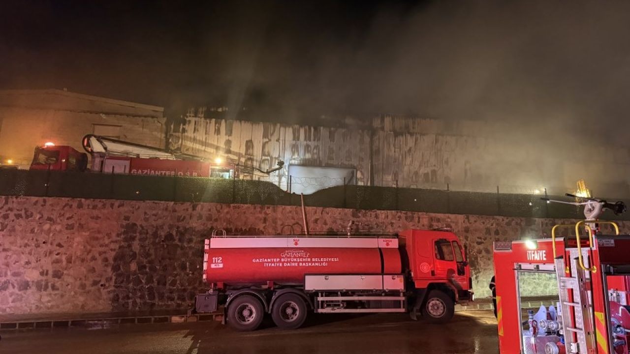 Gaziantep'te mobilya fabrikası yangını kontrol altına alındı