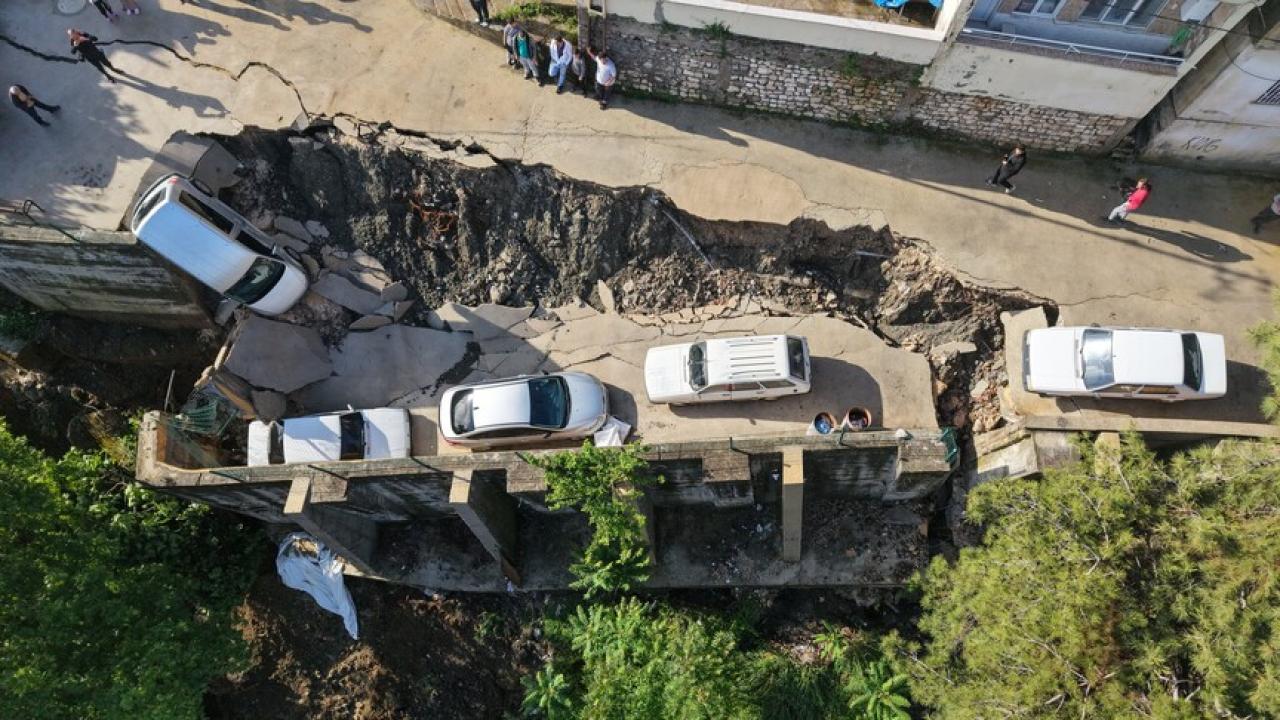 Hatay’da Sel Felaketi Büyüyor: Can Kaybı 3’e Yükseldi, Dörtyol’da Ulaşım Kontrollü Sağlanıyor!