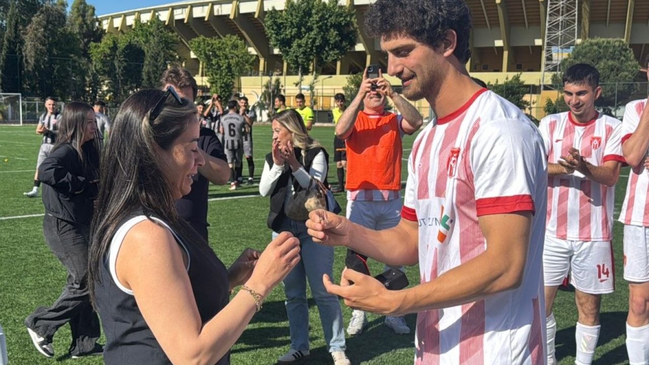 İzmir'de amatör futbolcunun sahada kız arkadaşına sürpriz evlenme teklifi gündem oldu