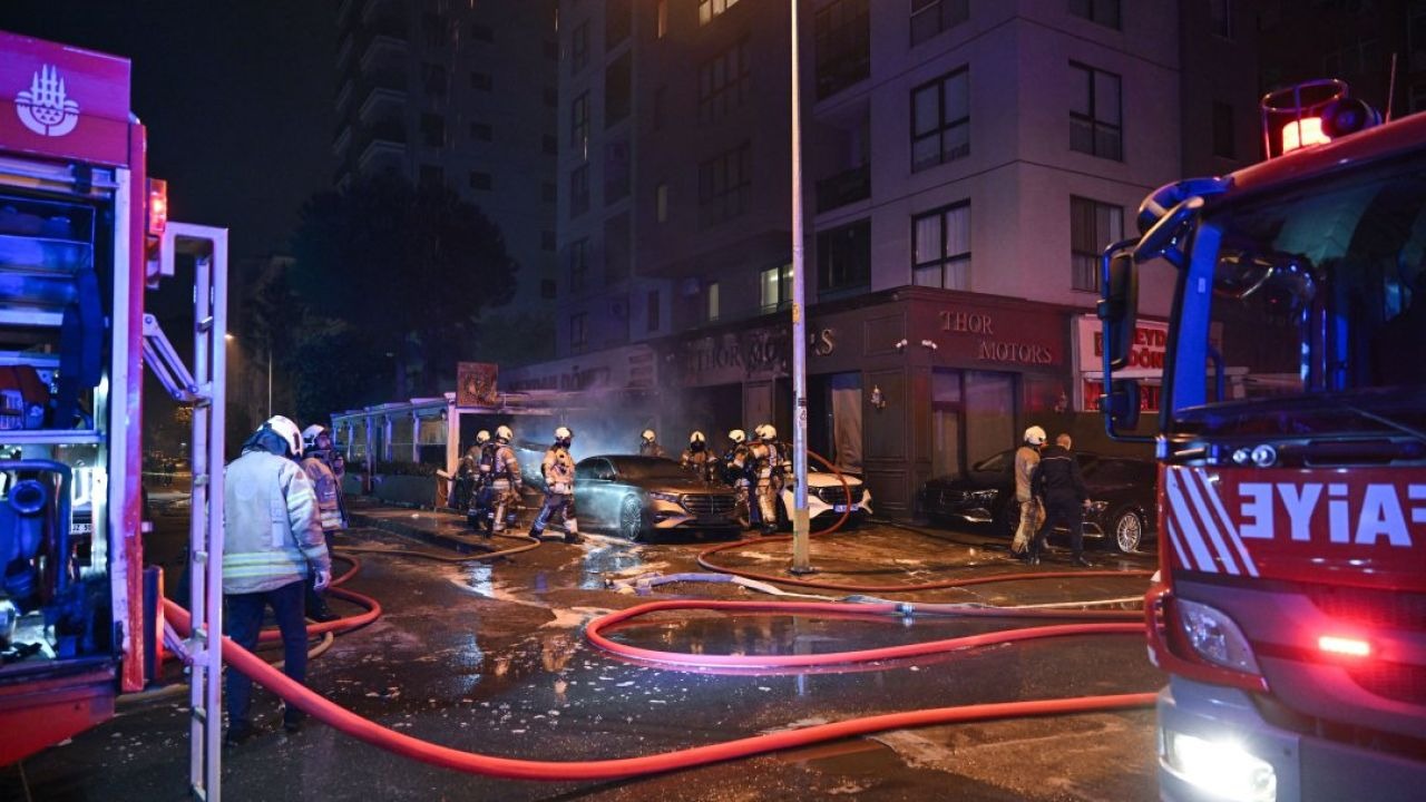 Kadıköy'de lüks oto galeride yangın: 4 araç kullanılamaz hale geldi