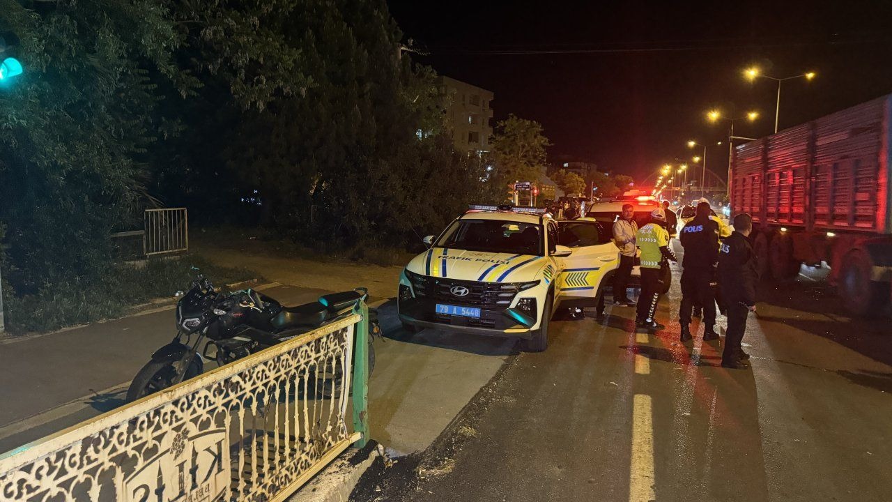 Kilis'te motosiklet kazası: TIR'la çarpıştı 2 ağır yaralı