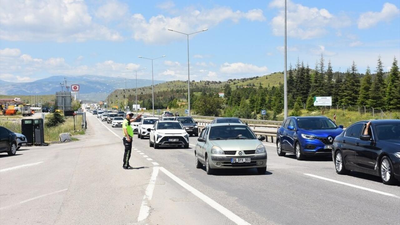 "Kırıkkale'de Bayram Trafiği: 'Kilit Kavşak'ta Yoğunluk Sürüyor, Kavşaklar Kapatıldı"