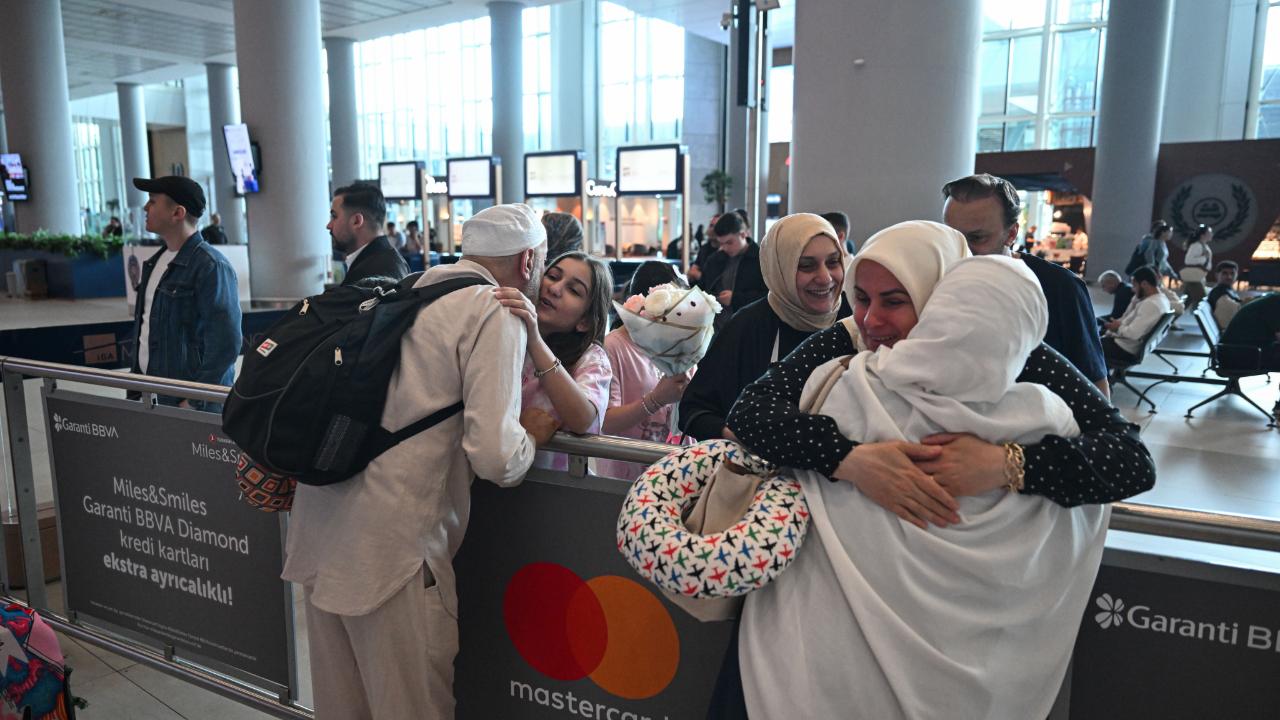 Kutsal Topraklardan Dönüş: Hacılar İstanbul Havalimanı’nda Coşkuyla Karşılandı