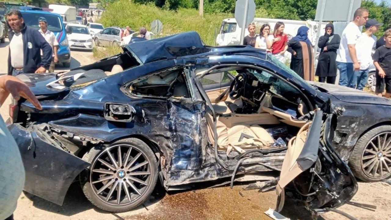 Sakarya'da otomobil ile hafif ticari aracın çarpıştığı kazada 7 kişi yaralandı