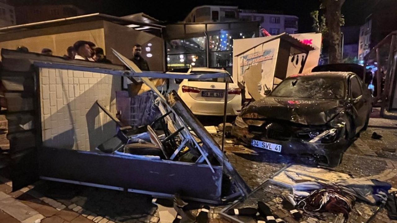 Tekirdağ'da korkunç trafik kazası: Otomobil otobüs durağına çarptı! 3 kişi yaralı