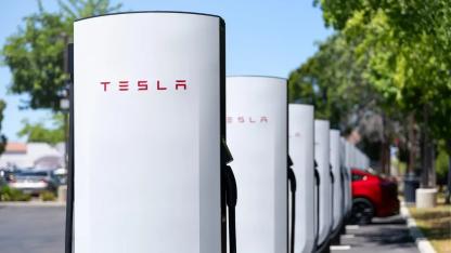 Tesla’dan İstasyonlarda ‘Sanal Kuyruk’ Dönemi: Kaynak Yapma Devri Bitiyor!