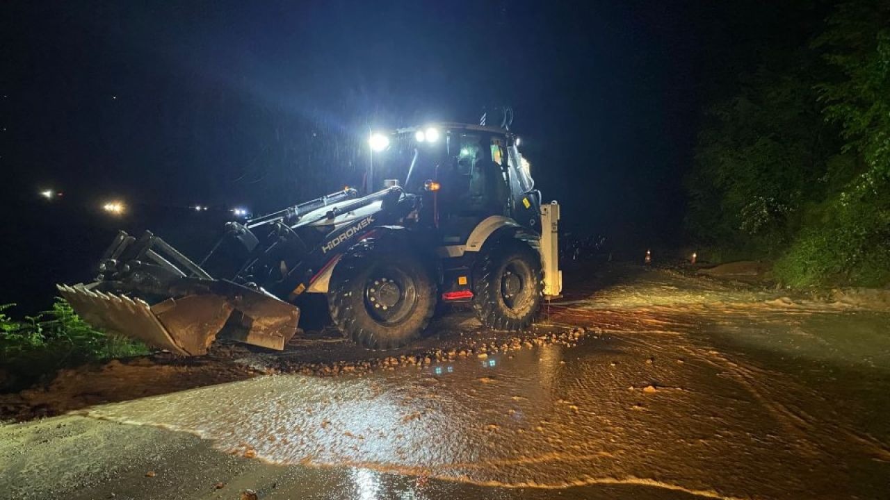 Trabzon Araklı'da sağanak yağış etkili oldu