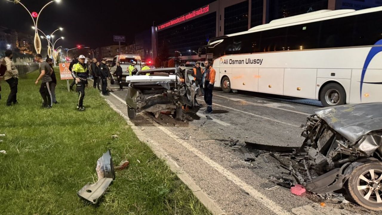 Yozgat'ta 4 aracın karıştığı feci trafik kazasında 7 kişi yaralandı