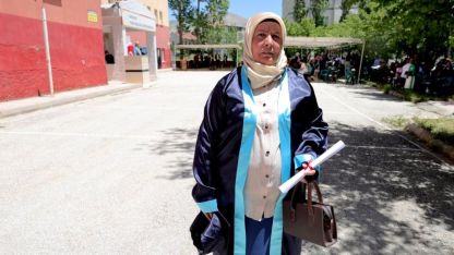 Şehit oğlunun vasiyetini yerine getiren anne, 51 yaşında lise diplomasını aldı.