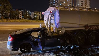 Adana'da tankere çarpan otomobilin sürücüsü hayatını kaybetti, 2 çocuk yaralandı