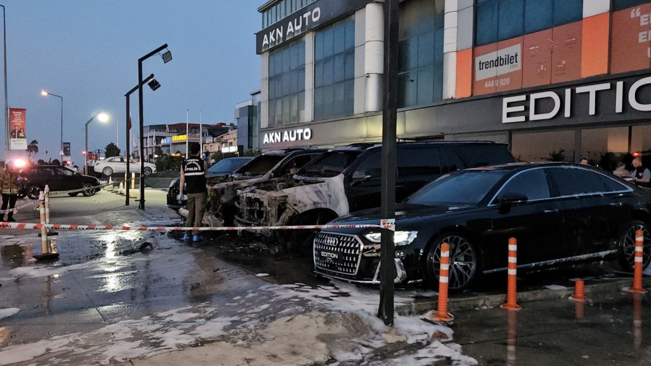 Bakırköy'de Lüks Otomobiller Kül Oldu
