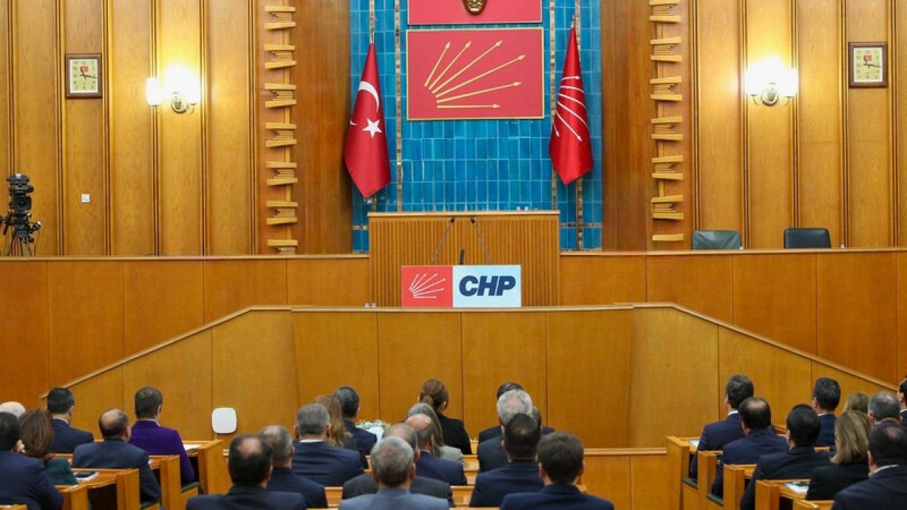 CHP’de “Salı” Krizi: Grup Toplantısında Kürsü Düğümü