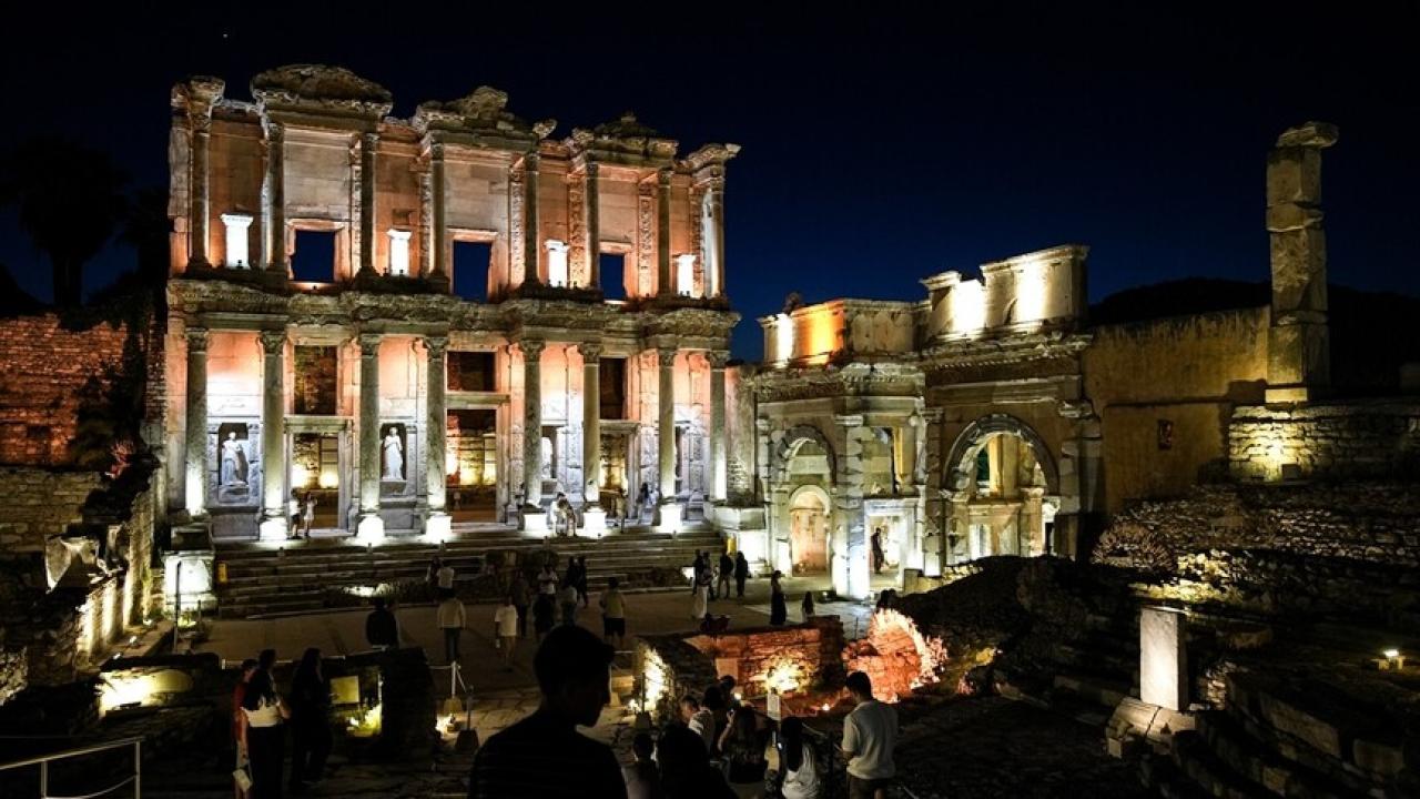 Efes Antik Kenti'nde Gece Müzeciliği Başladı: Tarih Işıklarla Canlanıyor