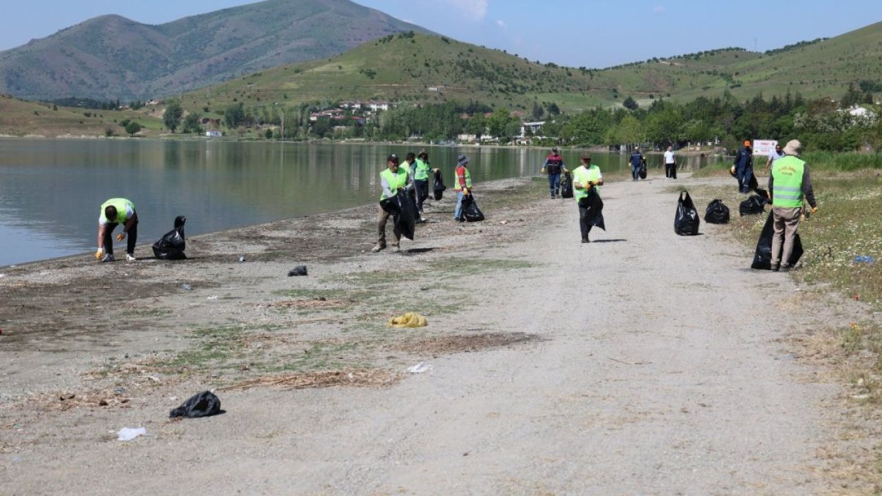 Hazar Gölü'nde Temizlik Harekatı: 12 Ton Atık Toplandı