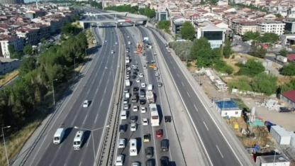 İstanbul’da Trafik Kazası: Bariyerlere Çarpan Midibüs Devrildi, 12 Yaralı