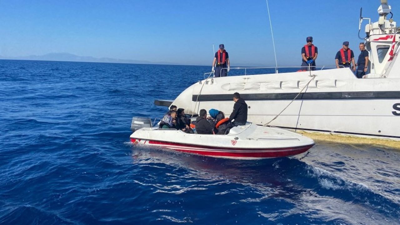 İzmir’de Sahil Güvenlikten İki Operasyon: 19 Yakalama, 11 Kurtarma