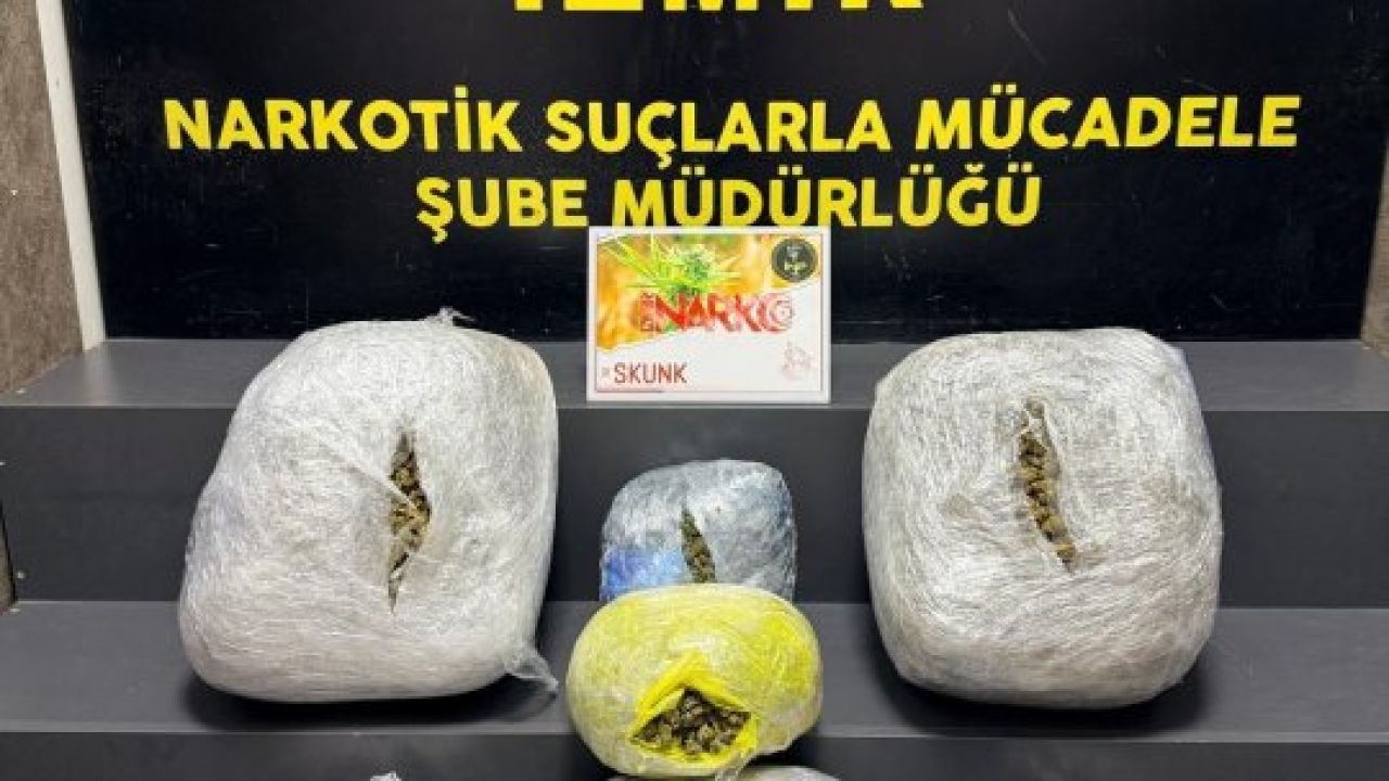 İzmir'de uyuşturucu operasyonu: 15 kilogram madde ele geçirildi, 3 kişi tutuklandı