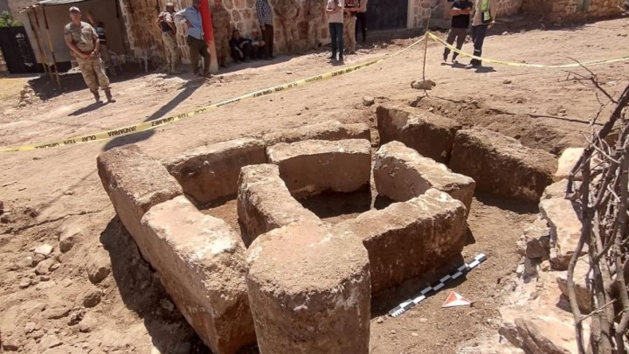 Mardin’de Tarihi Keşif: Yol Çalışmasında 13 Taş Blok Bulundu!