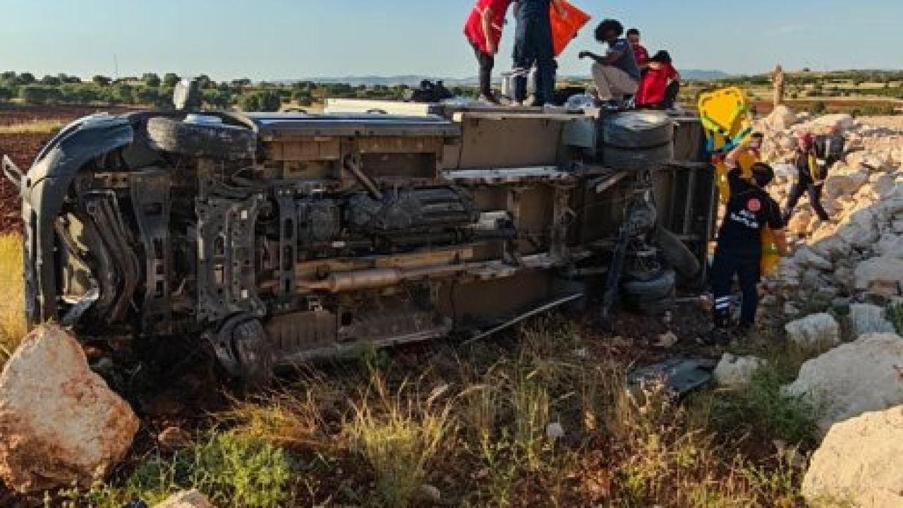 Mardin'de Trafik Kazası: Şarampole Devrilen Kamyonette 4 Yaralı!