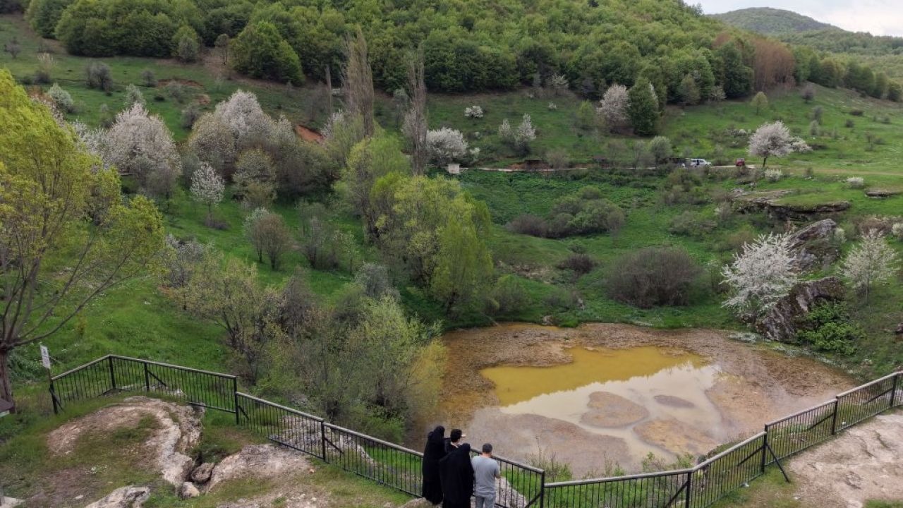 Sivas'ta Doğa Olayı: Dipsiz Göl Sarıya Büründü, Barajlar Taştı