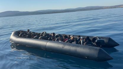 İzmir'de 54 düzensiz göçmen güvenlik güçlerince yakalandı