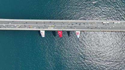 İstanbul Boğazı'nda 15 Temmuz'un 10. Yılı: Köprülere Türk Bayrağı Asıldı