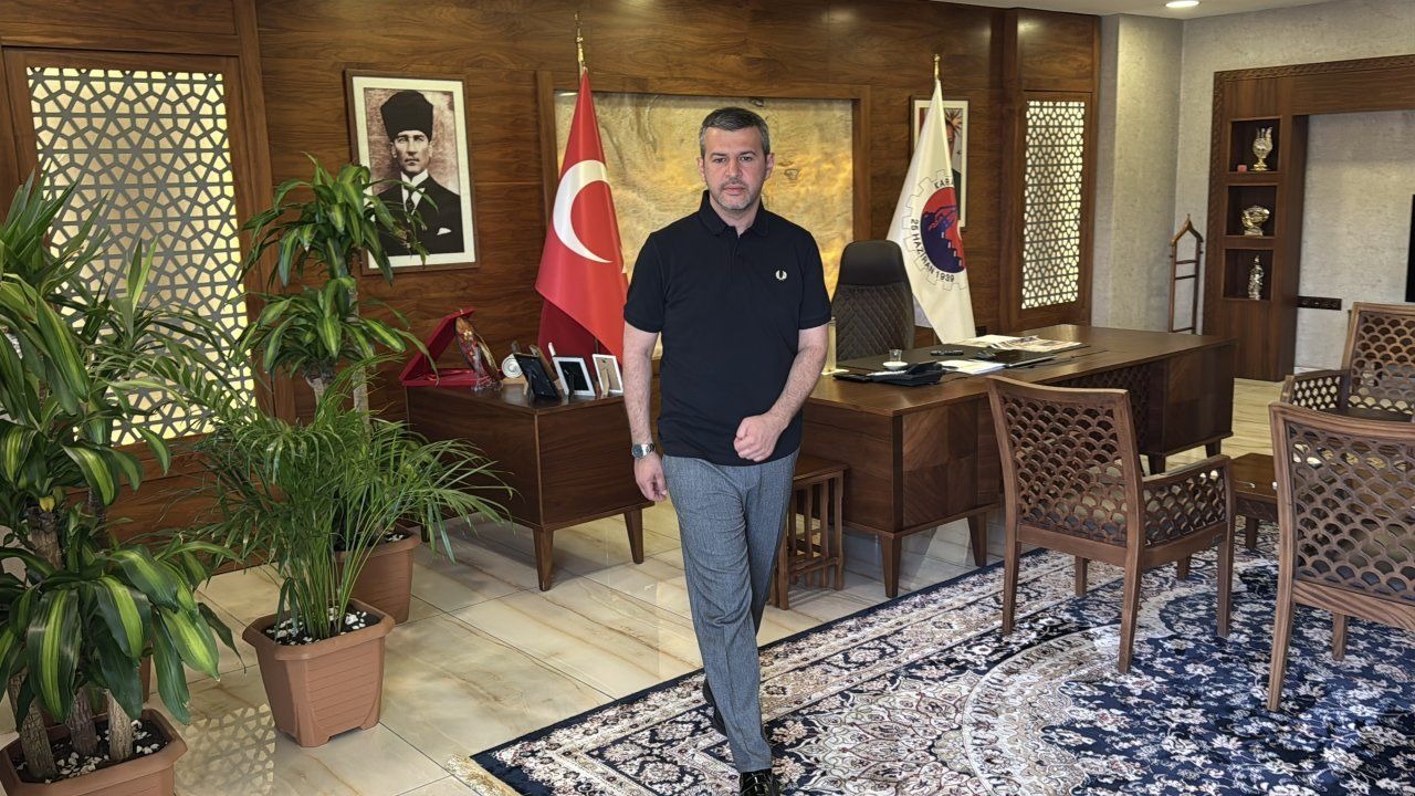 Karabük Belediye başkanı makam odası balkonunda yavru güvercinlere sahip çıktı