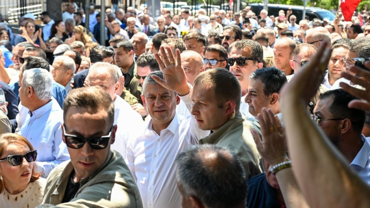 Özgür Özel'den Adana'da "Yeni Yol" Mesajı: "Ya Yol Açacağız Ya Yol Bulacağız"