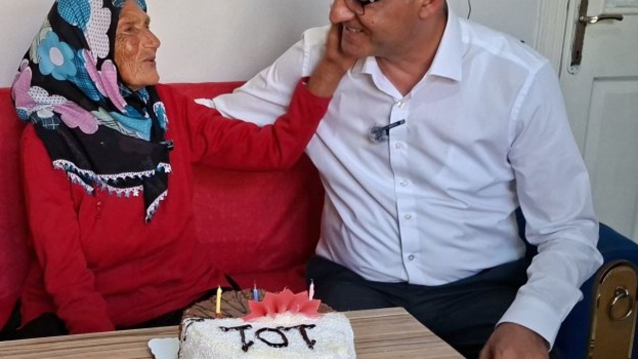 Samsun'da 101 yaşındaki kadına sürpriz doğum günü kutlaması